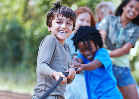 Kinder spielen Tauziehen