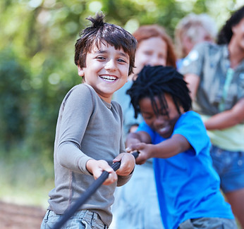 Kinder spielen Tauziehen