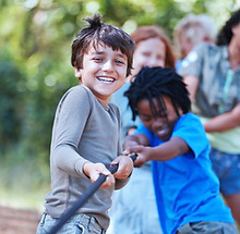 Kinder spielen Tauziehen