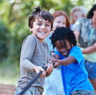 Kinder spielen Tauziehen