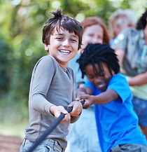 Kinder spielen Tauziehen