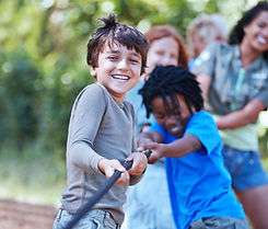 Kinder spielen Tauziehen