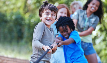 Kinder spielen Tauziehen