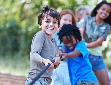 Kinder spielen Tauziehen