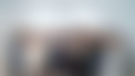 This is a group photograph from the TopBeauty event, with the backdrop screen displaying ‘TOPBEAUTY EXPERIENCE GALA 2025 The Aura’. Approximately twenty guests and staff members stand smiling on stage for the group shot, many holding placards bearing the words “TOPBEAUTY”, ‘Beauty Aura’ or ‘Experience Gala’, alongside trophies. The atmosphere is both lively and professional.