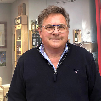 Éric BOURGET, Kiosqu'à vin Le Mans, caviste depuis 2001, vins, Champagnes, Whiskies, rhums, alcools, spécialiste des Whiskies, spécialiste de la dégustation, goûts, saveurs, accords mets et vins