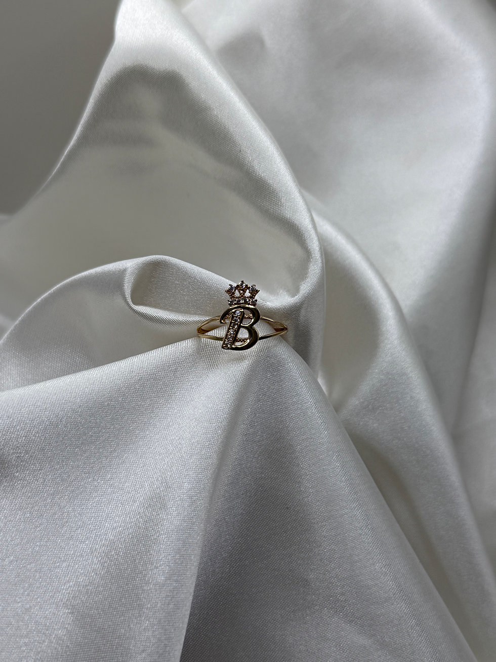 Thumbnail: 14k queen “B” initial ring 