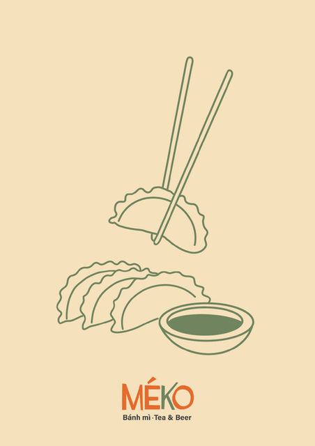 Gyozas tenus avec des baguettes et sauce soja dans un pot