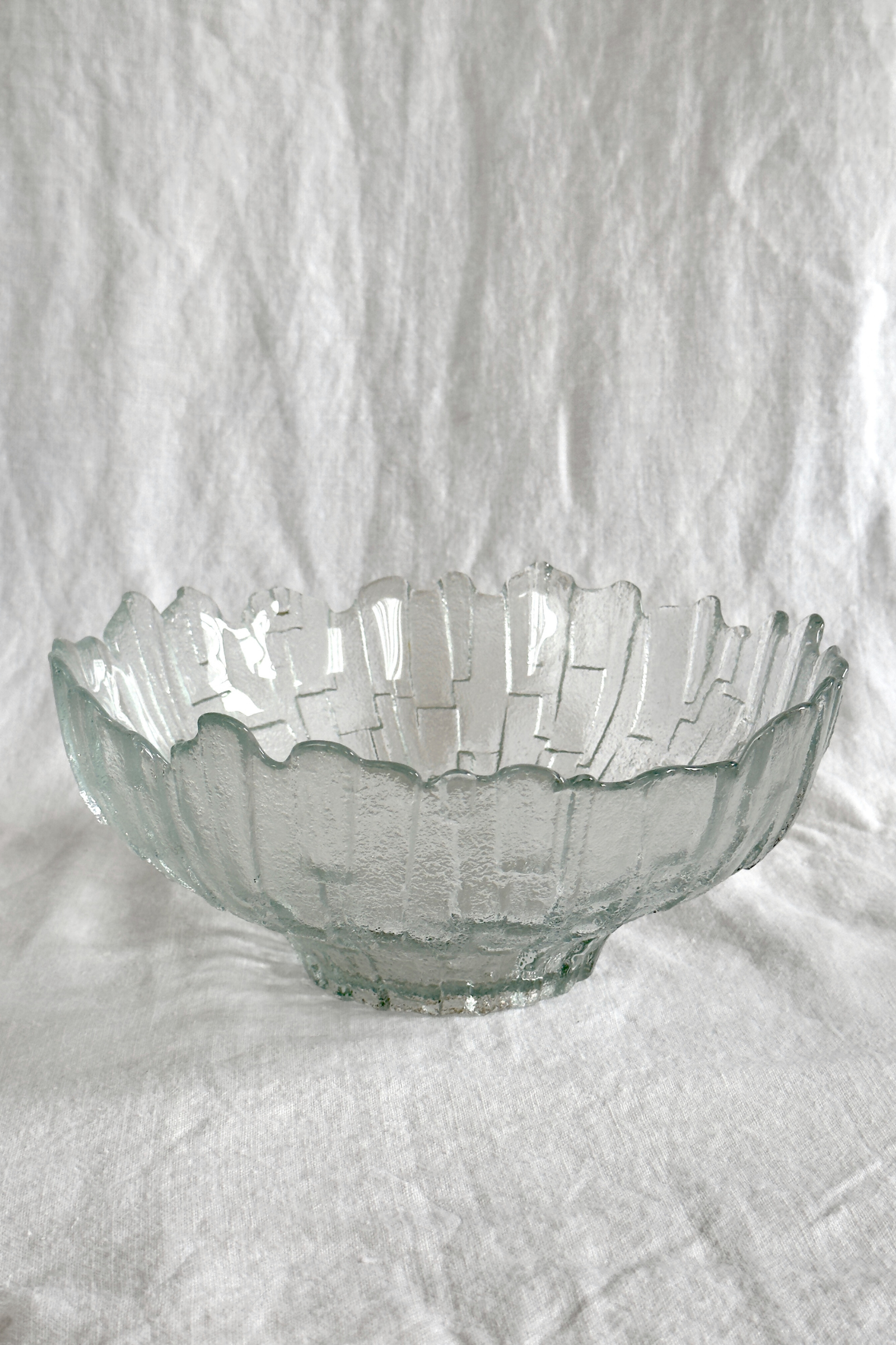 TEXTURED GLASS FRUIT BOWL