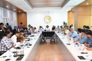 "టాలీవుడ్ తెలంగాణ ముఖ్యమంత్రిని కలుస్తుంది 🤝, అయితే మహిళలు ఎక్కడ ఉన్నారు?! 🧐"