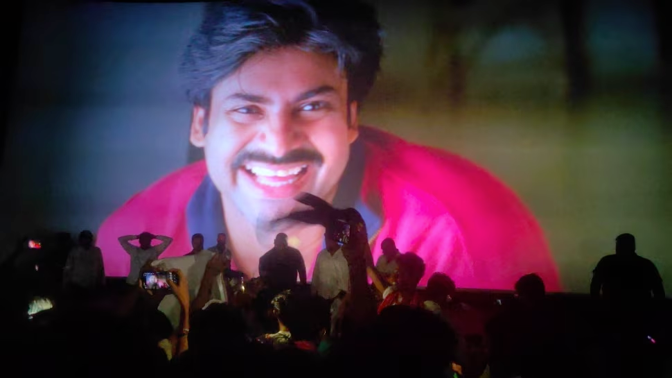 పవన్ కళ్యాణ్ తొలి ప్రేమ రీరిలీజ్.. థియేటర్లో ఫ్యాన్స్ రచ్చ రచ్చ