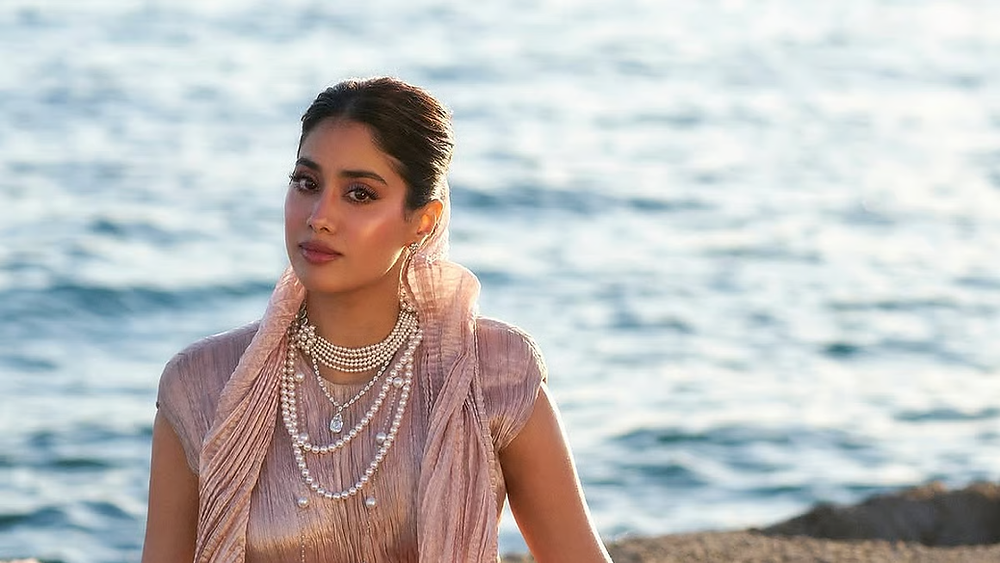 👑 Janhvi Kapoor's Cannes Debut: A Regal Tribute to Mom Sridevi Sparks Buzz! 💖🎬