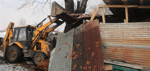 💥 Kashmir Erupts: Families Left Homeless Amidst Post-Attack Crackdown 🏚️💔