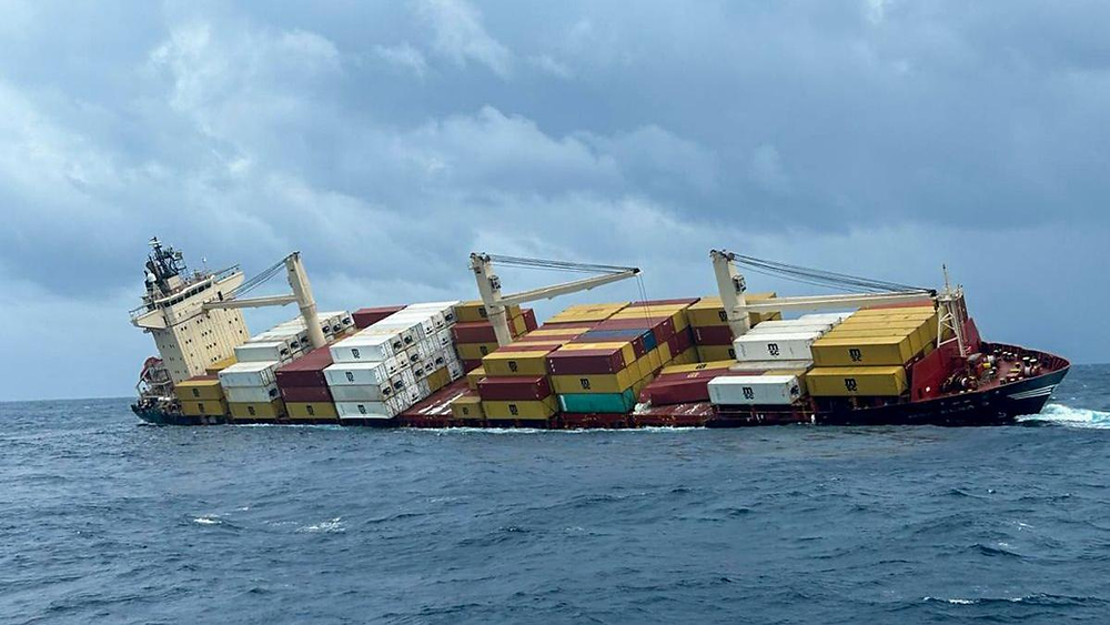 🚨 Kerala Coast on High Alert as Containers from Sunken Ship Wash Ashore! 🛳️🌊