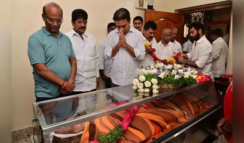 మాజీ అడ్వకేట్ జనరల్ బీఎస్ ప్రసాద్ తండ్రి పార్థివదేహానికి కేటీఆర్ నివాళులు