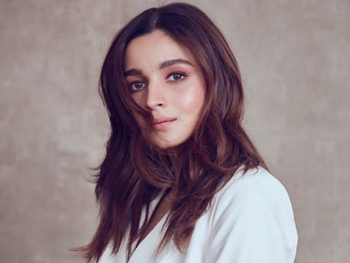 🎬✨ Alia Bhatt’s Cannes Debut: Gucci Saree, Power Cuts & Desi Swag! 🇮🇳💎