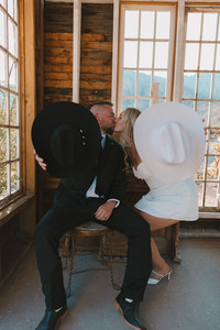 fun bridal portraits in nelson's town