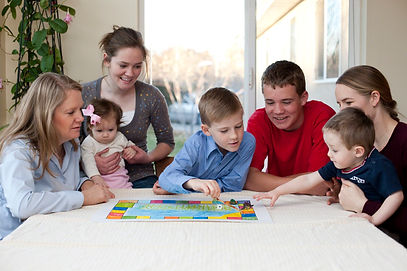 family-playing-board-game-678554-wallpap