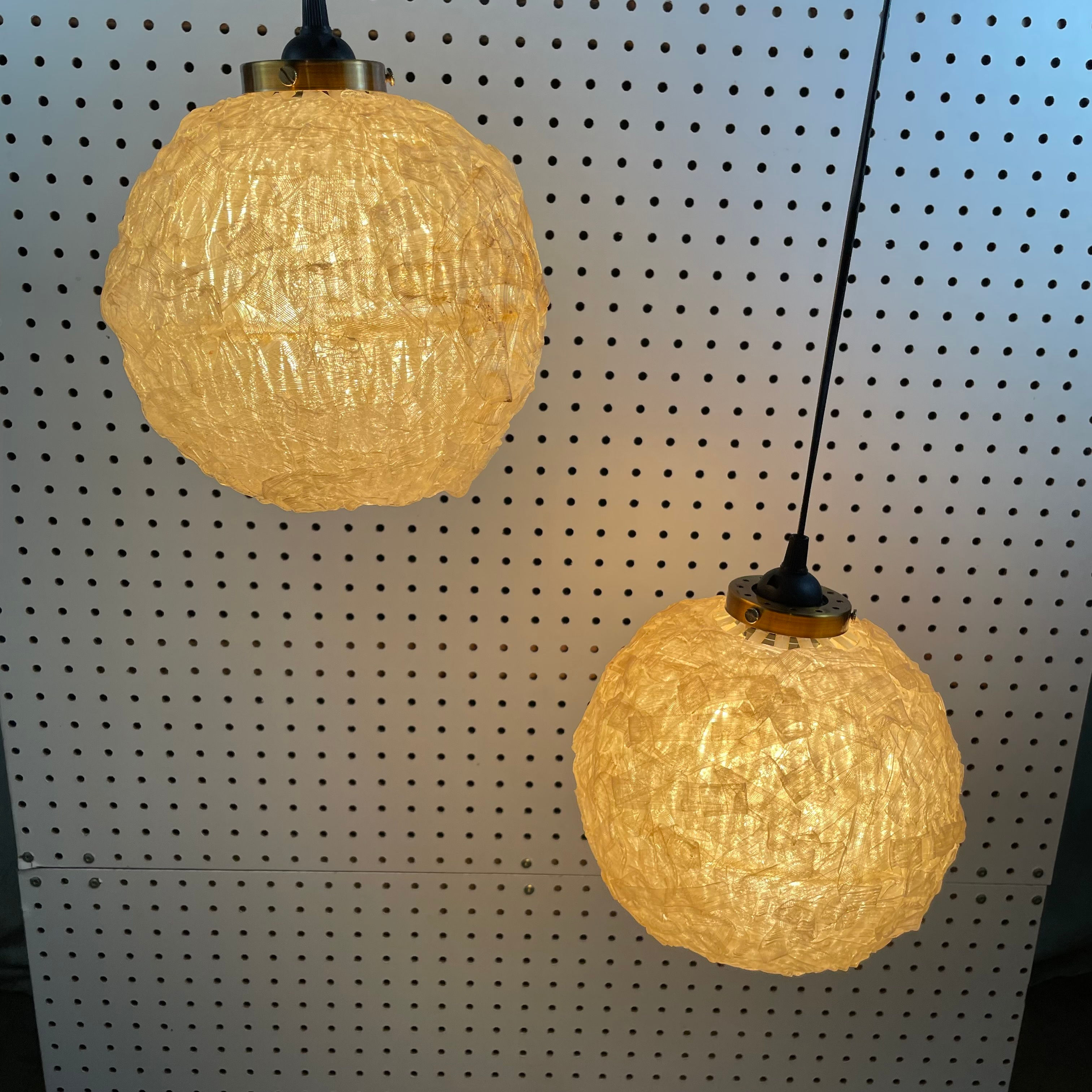 Ribbon Globe Swag Lamp