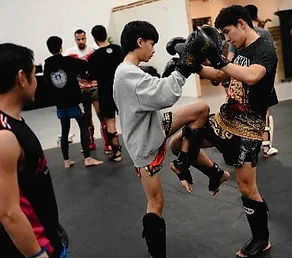 muaythai_iyarin_muay_thai_clinch_knee_training_partner_drill.jpeg