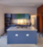Cozinha aberta azul com ilha com cooktop no meio