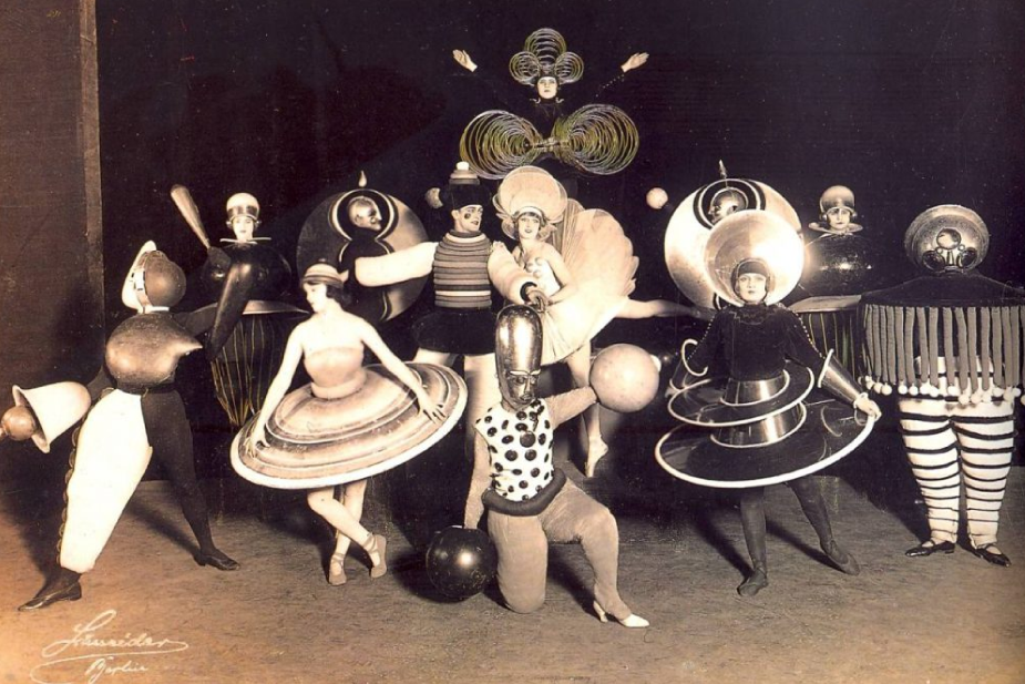 exibição de teatro na escola de artes bauhaus
