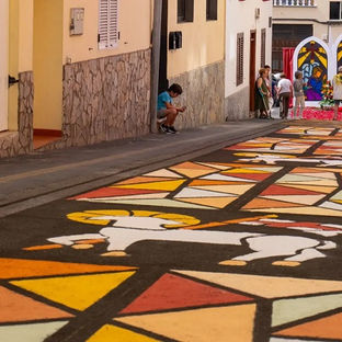 Adeje lleva cuatro siglos tiñendo la calle de sal por el Corpus Christi