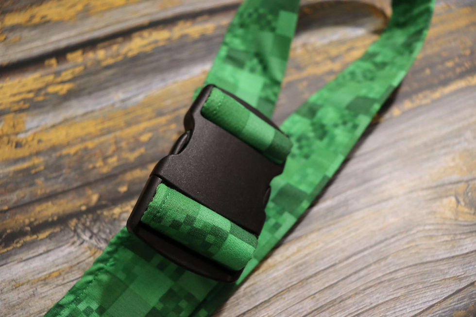 Thumbnail: Green Pixels Luggage Strap