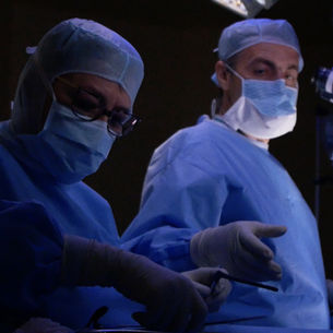 Neurochirurgo Vertebrale o Ortopedico? Differenze, Ruoli e Perché Nei Casi Complessi È Meglio Scegliere un Neurochirurgo