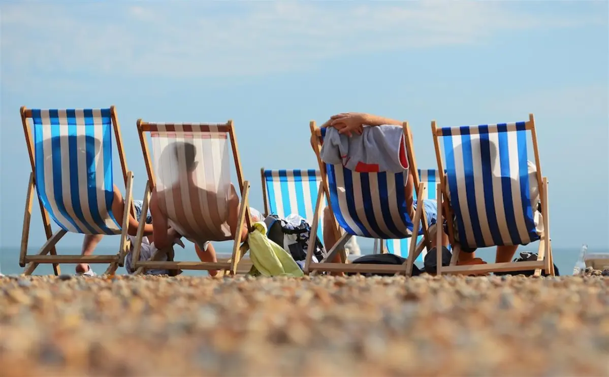 Spiaggia e sdraio