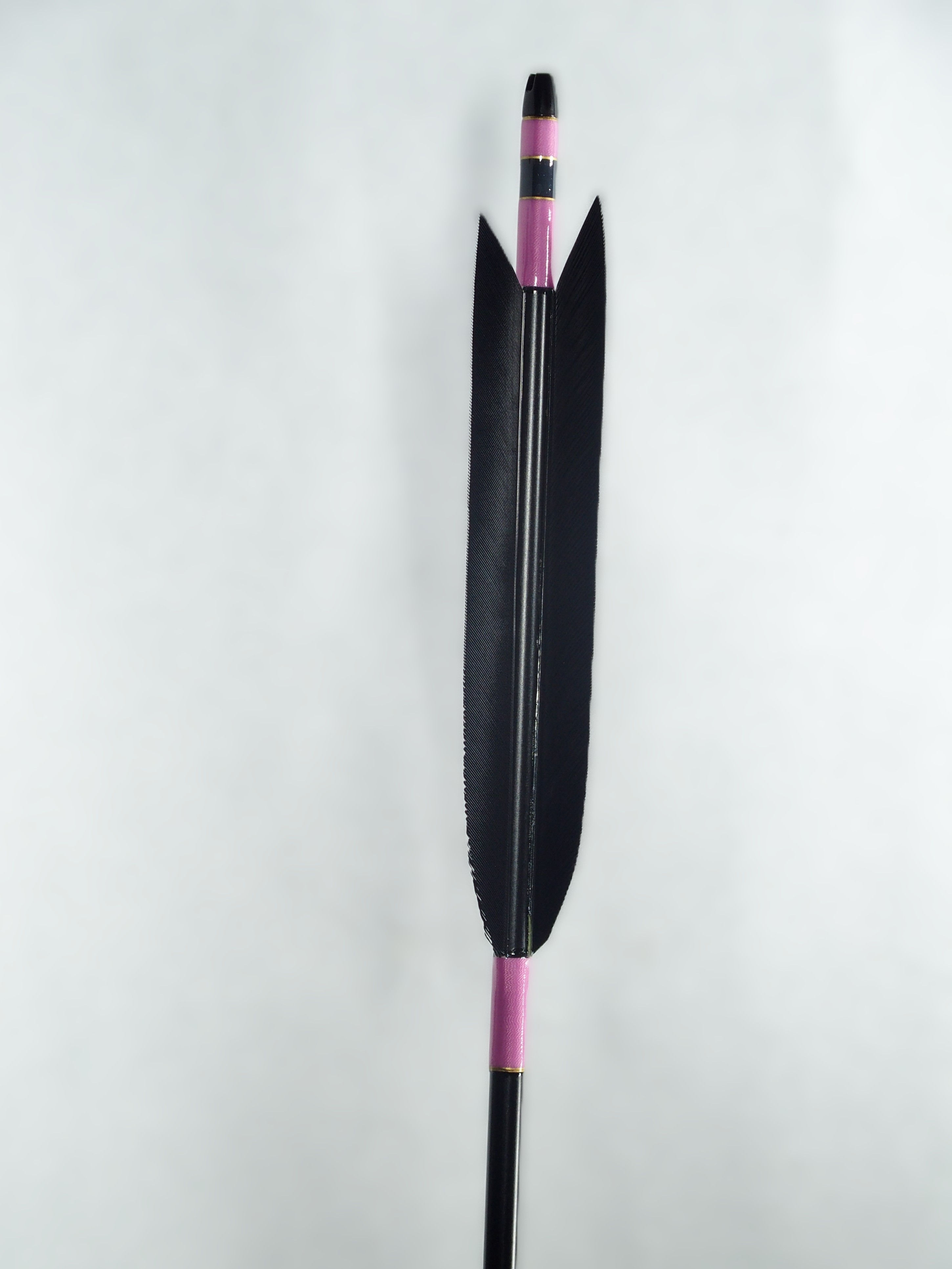 Jura-Ya 1913 Kinteki Arrows – Solid Dyed Turkey Feathers – Pink Binding (6 pc)