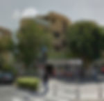 כל הקומות ריקות חוץ מקומת הקרקע בה פועלת מכולת