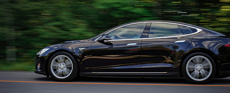 Sedan negro en carretera