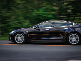 Sedan preto na estrada