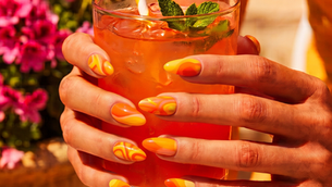 Tendances Ongles : Manucure Japonaise vs Couleurs Pop, quel camp allez-vous choisir ?