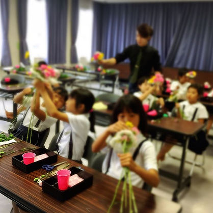 花育レッスン🌸_・_今日は花束。花と向き合う子どもたち。_・_みんな楽しくでき