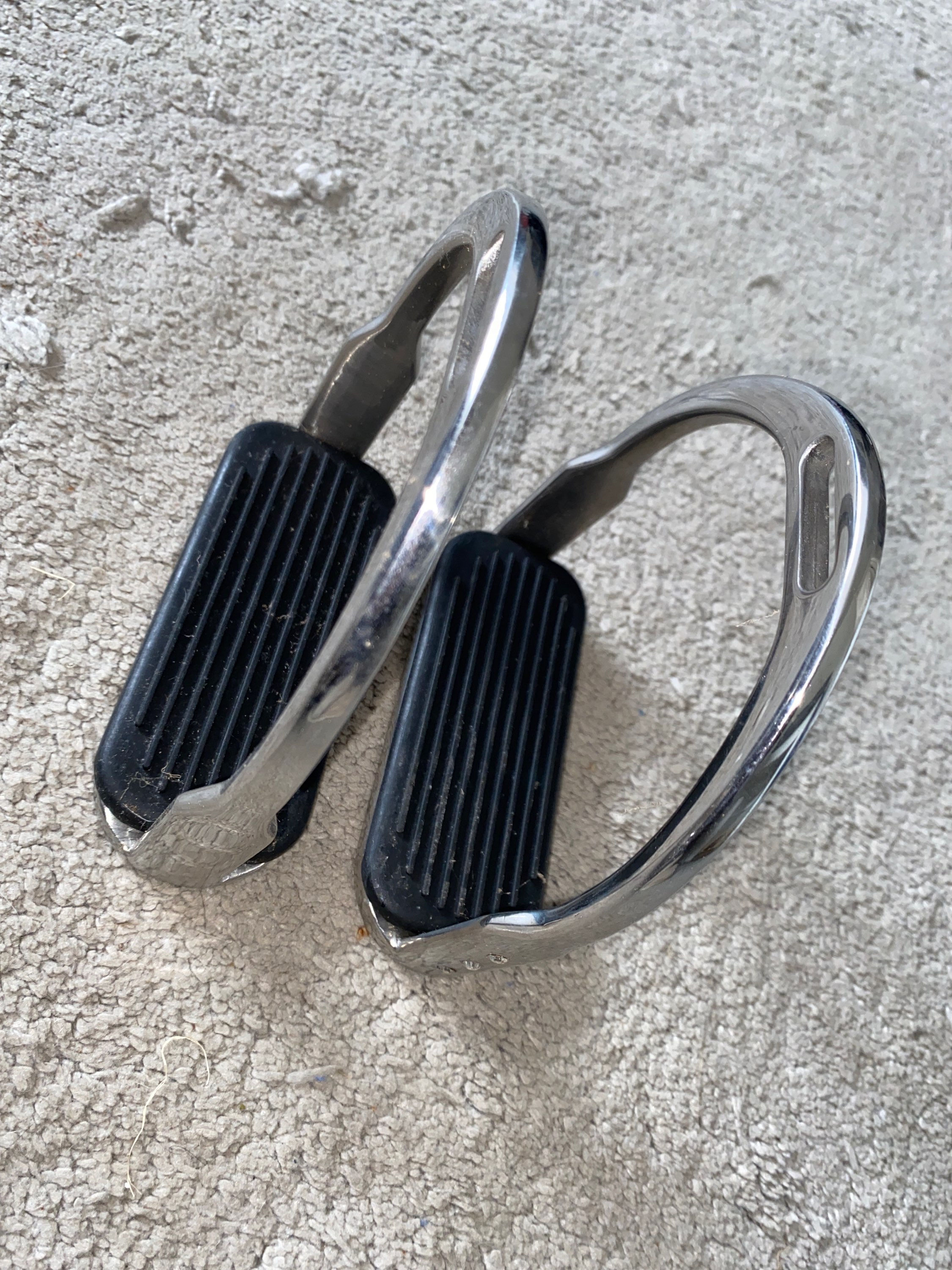 New 4.5" Bling Stirrups With Tread