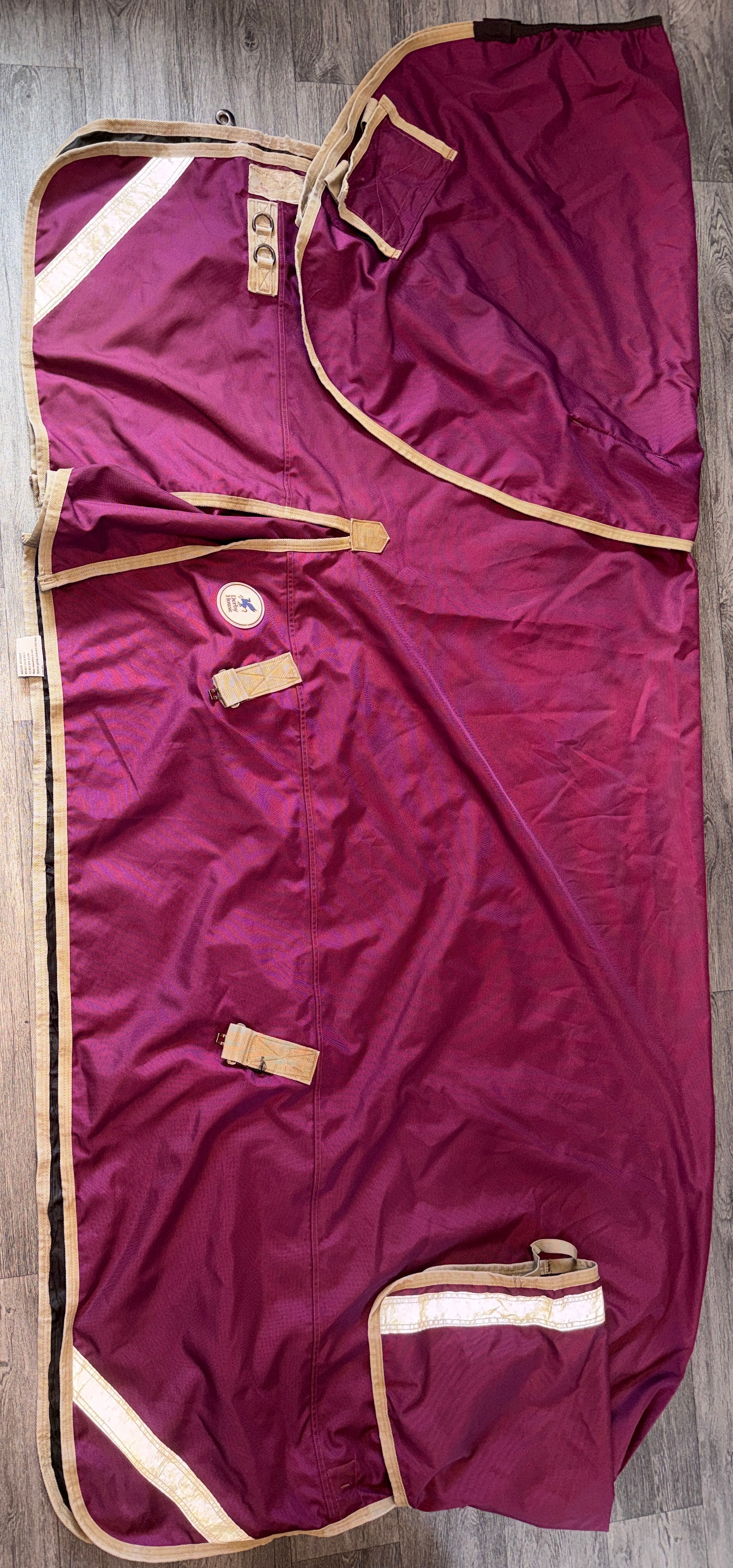 7’0 Derby House 0g Detachable Neck Turnout Rug