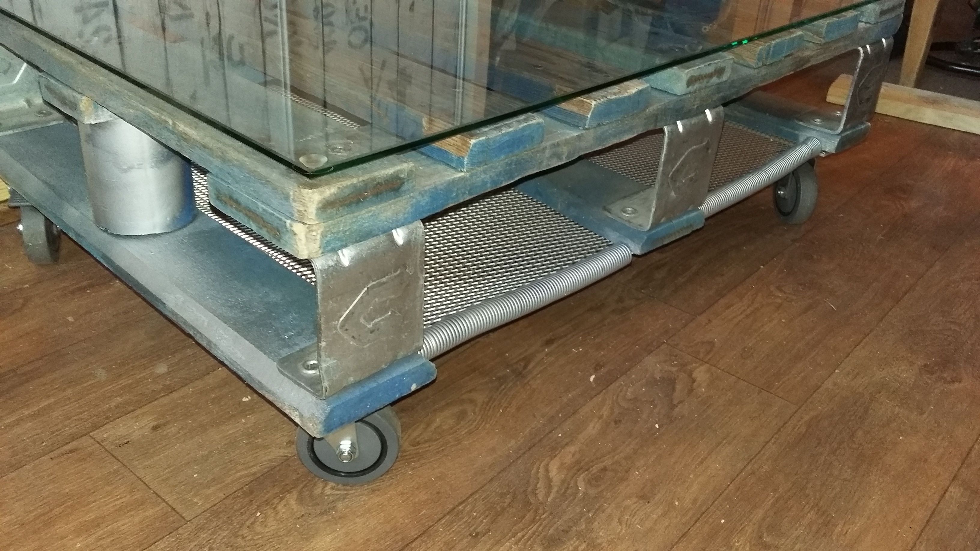 Table basse industrielle sur roulette