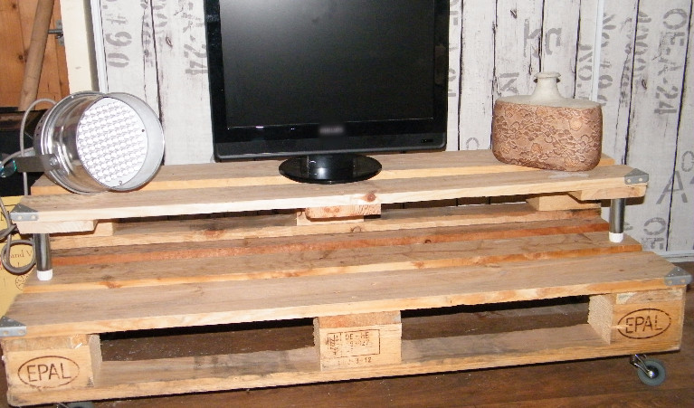 Miniature : Meuble TV en palette sur Roulette