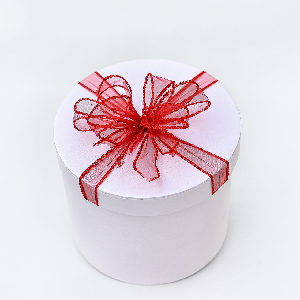 Thumbnail: 8 hat box premium red roses