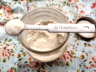on a 1/4 teaspoon xanthan gum  on top of jar