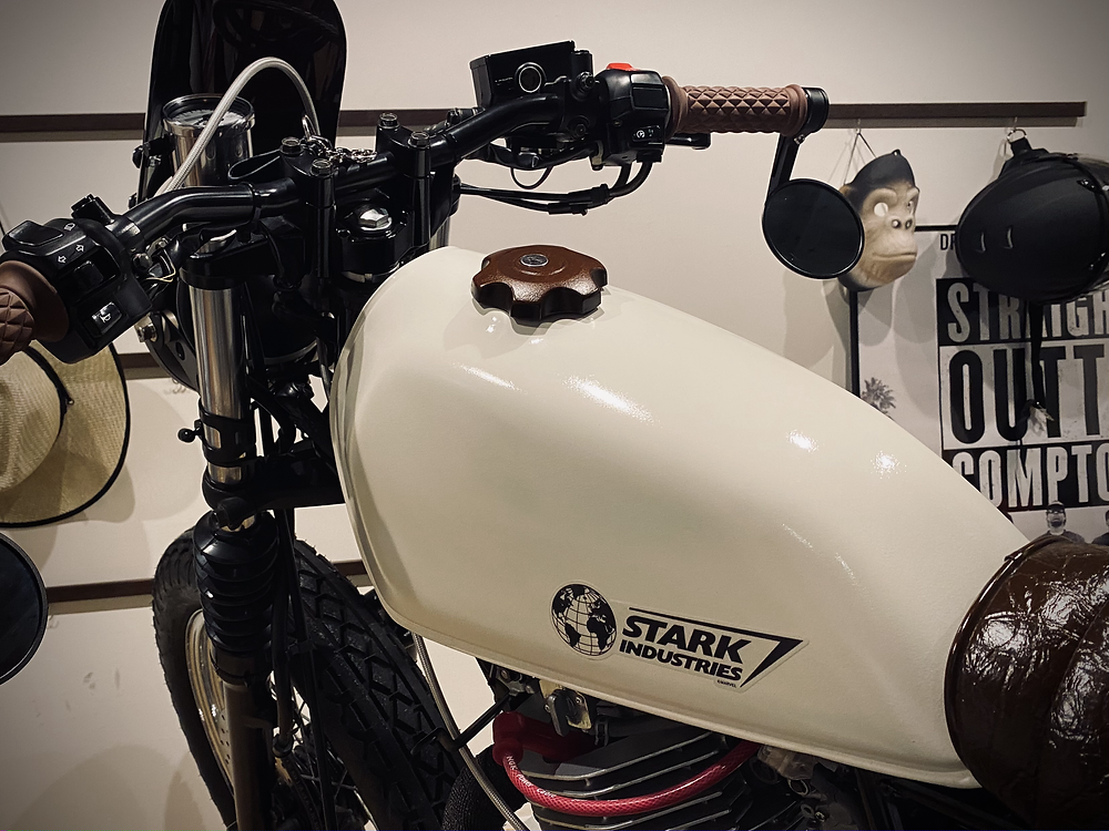 バイクタンク ホワイト 汚いです。塗装ベースで 当時使われてた当時モン バイクも塗装してみます