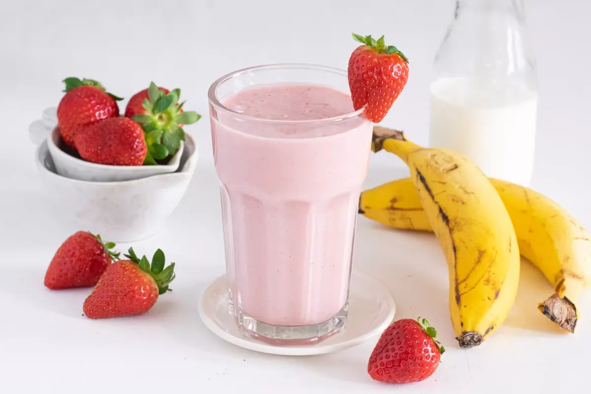 Licuado banano y fresas con leche.