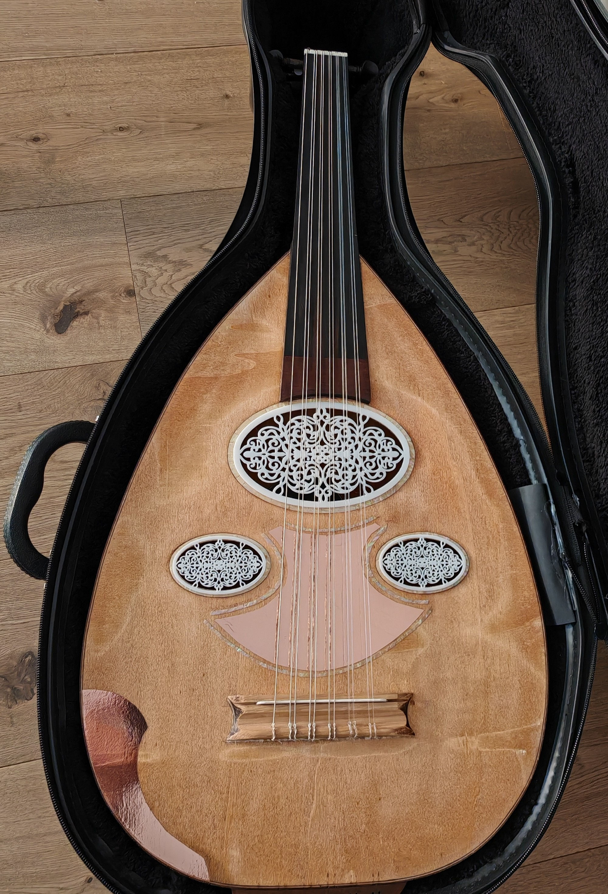 Oud Qamara Oval