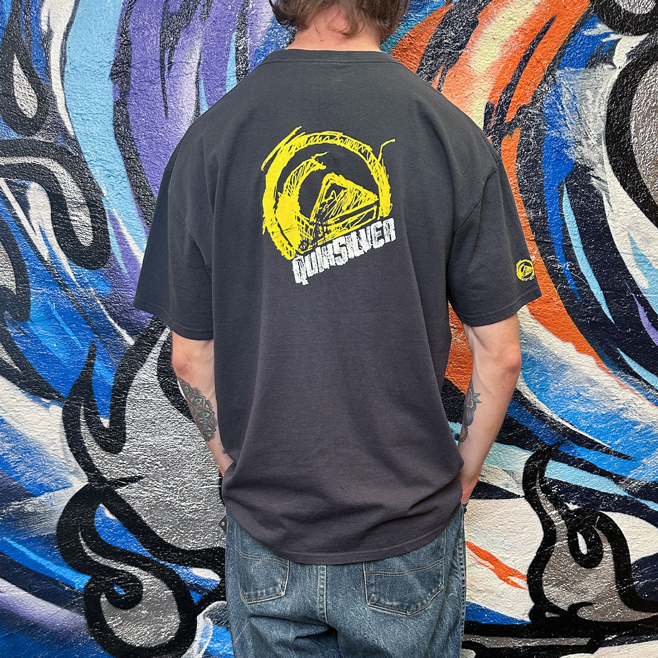 QUIKSILVER NAVY TEE WITH YELLOW LOGO GRAPHIC WHITE SPELLOUT
