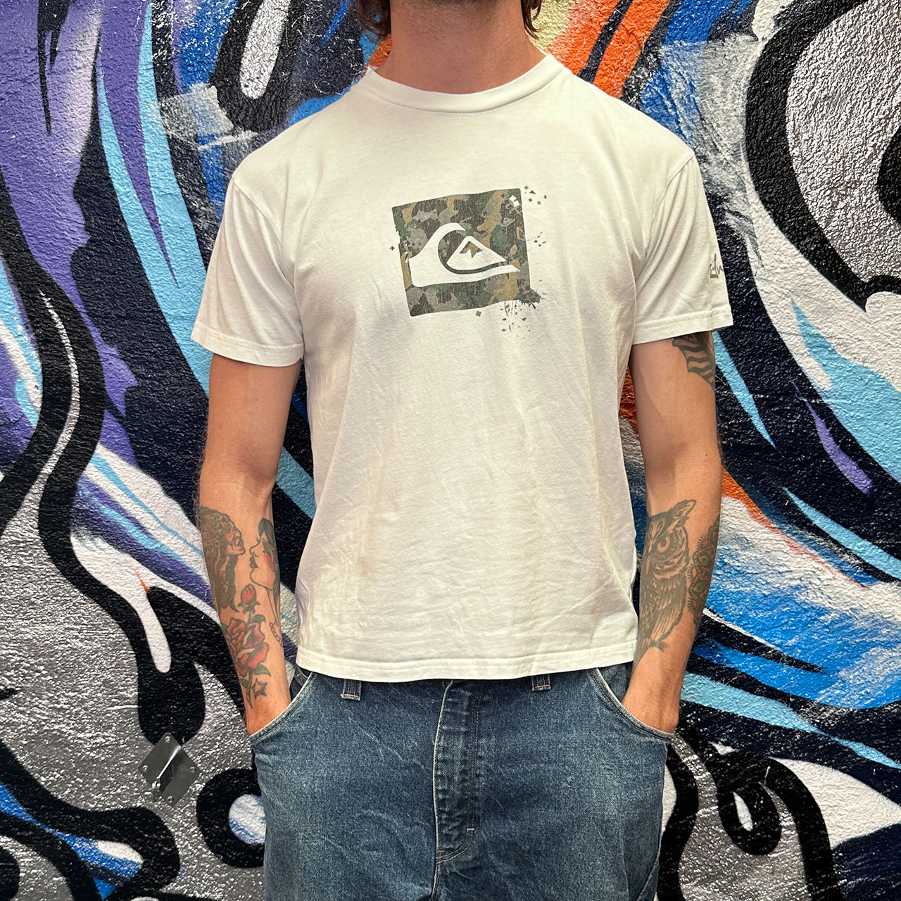 00S QUIKSILVER T-SHIRT WITH CAMO LOGO.