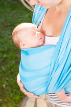 “Maman portant son bébé en écharpe de portage physiologique tissée