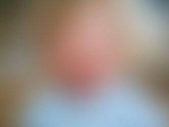 Enfant en pleine crise émotionnelle qui hurle, situation de colère parent enfant en fin de journée