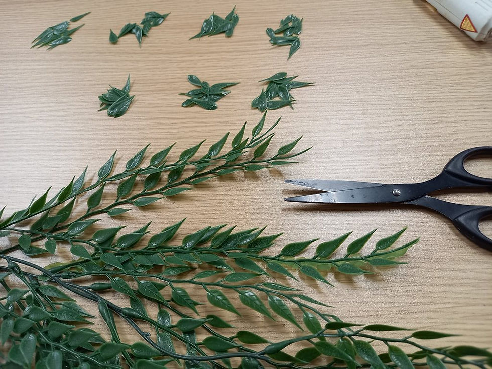 店舗デコレーションの葉っぱをチョキチョキして